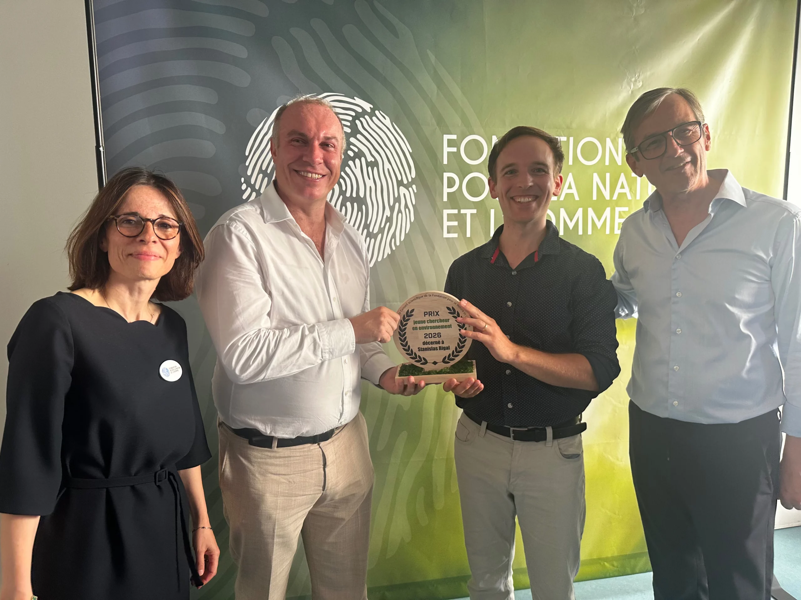 Stanislas Rigal reçoit le prix du jeune chercheur en environnement de la part de Stéphanie Clément Grandcourt, DG FNH, Gildas Bonnel, président de la FNH et François Gemenne, président du conseil scientifique de la FNH